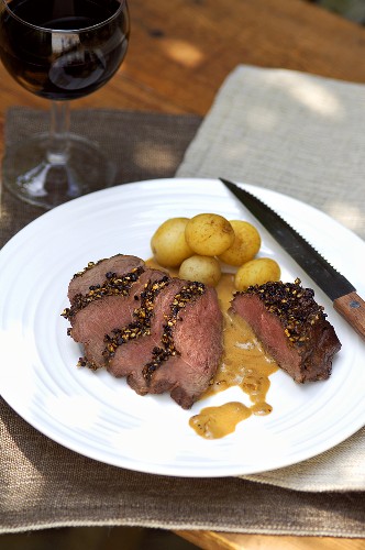 00311514         - Hirschsteaks mit Pfefferkruste & Pellkartoffeln