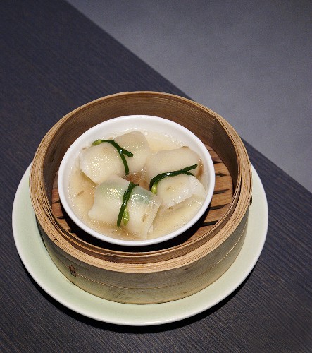 00443378         - Dim sum in bamboo steamer