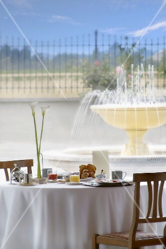Breakfast table in a hotel with view to outside