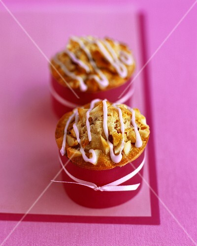 Zwei Nuss-Cupcakes mit Zuckerguss