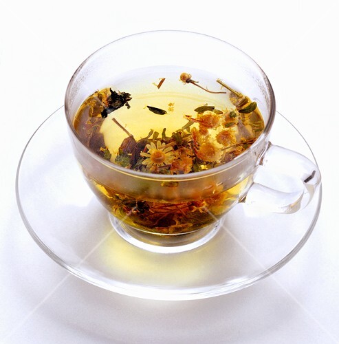 Kräutertee in Glastasse