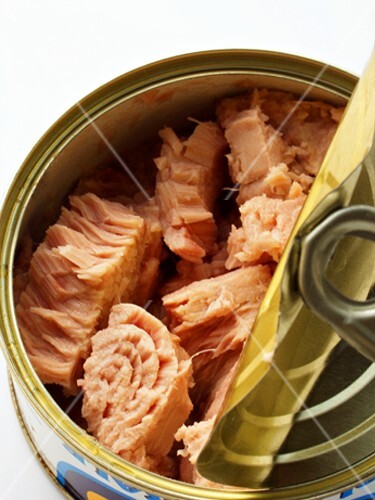 Thunfischdose, teilweise geöffnet (Close up)