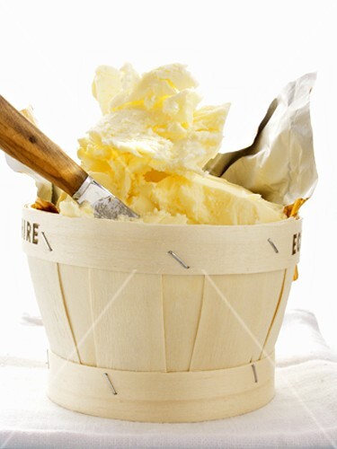 Butter im Spankorb mit Messer (2)