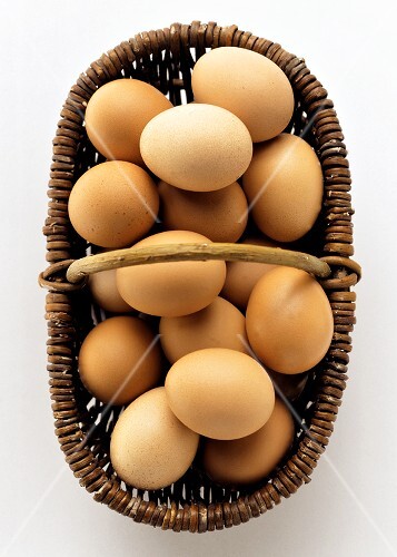 Braune Eier im Korb