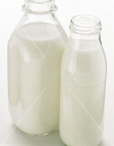Zwei Flaschen Milch