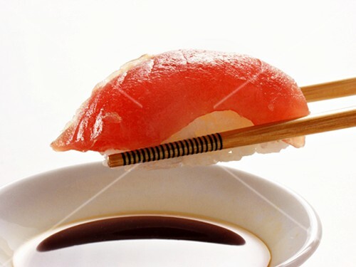 Stäbchen halten Maguro Sushi über Sojasauce (1)