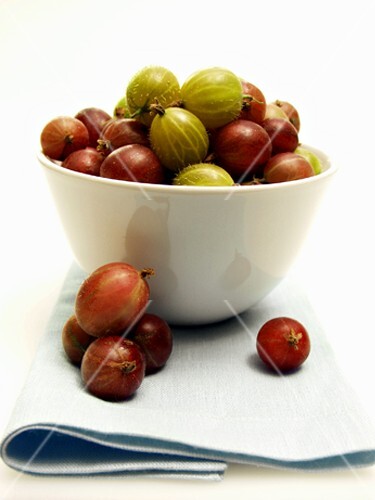 Stachelbeeren in Schale