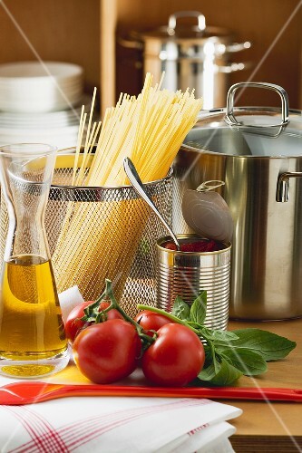 Zutaten für Spaghetti mit Tomatensauce und Basilikum