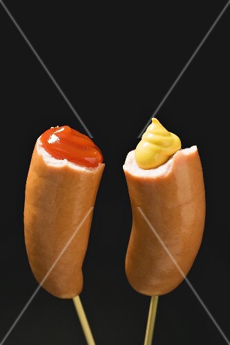 Würstchen mit Ketchup und Senf auf Holzspiesschen