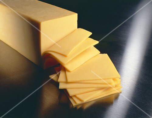 Yellow American Cheese, teilweise in Scheiben geschnitten