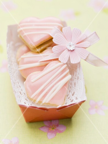 Rosa Herzplätzchen mit Marmeladenfüllung zum Verschenken