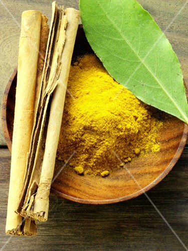 Still life with curry, cinnamon and bay leaf