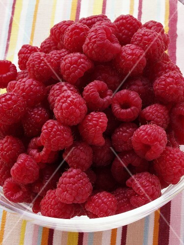 Fresh raspberries in a bowl (1)