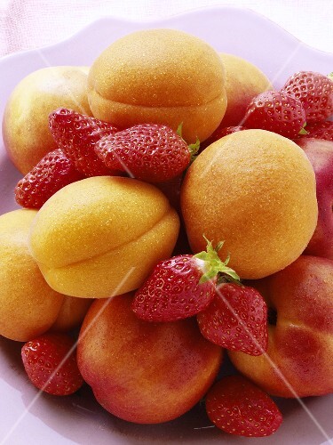 Fresh apricots, nectarines and strawberries on plate