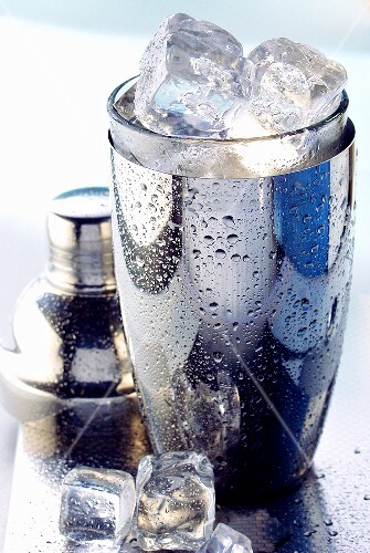 Eiswürfel im Cocktailshaker (1)