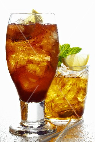 Two different iced teas with lemon