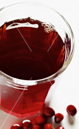 Cranberry juice in glass; fresh cranberries (1)
