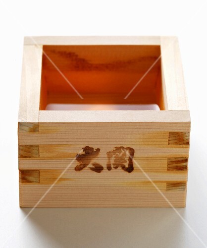 Quadratisches Sakeschälchen aus Holz