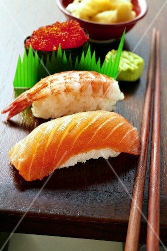 Nigiri-Sushi und Gunkan-Maki mit Wasabi und Ingwer (1)