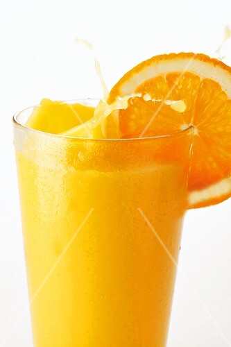 Orangensaft spritzt aus dem Glas (2)
