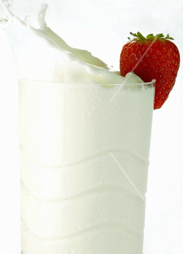 Milch spritzt aus Glas mit Erdbeere (1)
