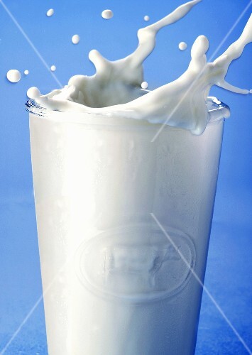 Milch spritzt aus dem Glas (1)