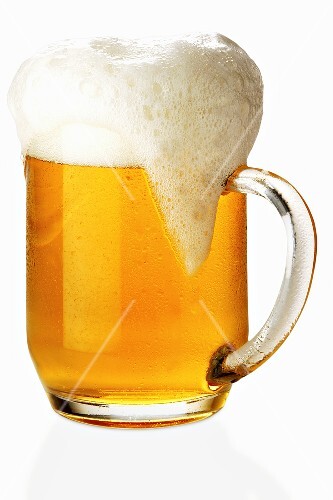 Überschäumendes helles Bier im Henkelglas (2)
