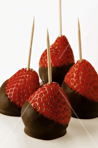 Erdbeeren mit Schokoglasur auf Zahnstochern (1)
