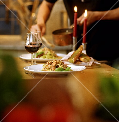 Mann bereitet Pasta für ein Candlelight Dinner vor