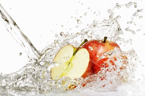Frische Äpfel im Wasserstrahl