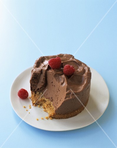 Schokoladenmoussetörtchen mit Himbeeren