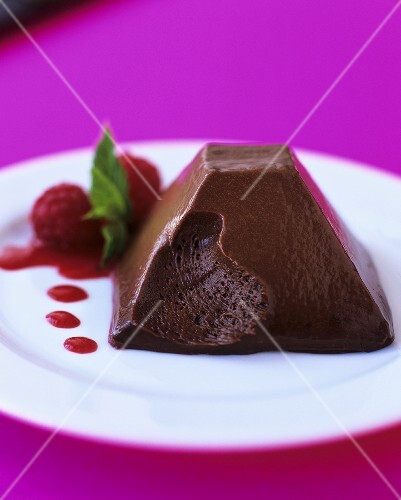 Schokoladenparfait mit Himbeersauce