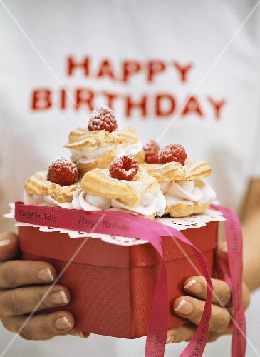 Profiteroles mit Himbeersahne zum Geburstag