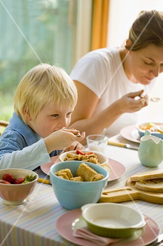 Frau und kleiner Junge beim Frühsück