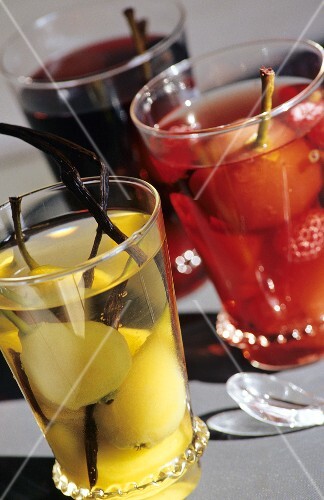Pears and strawberries preserved in wine