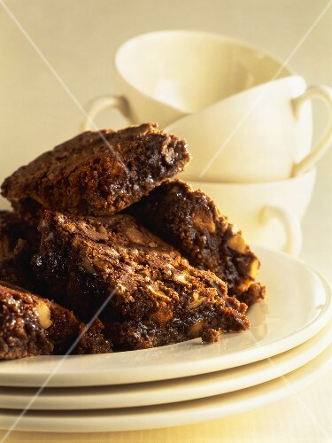 Brownies, im Hintergrund Tassen
