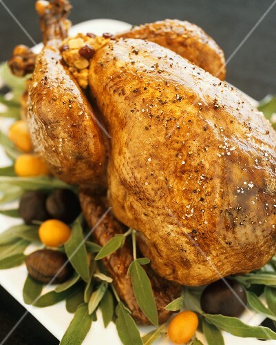 Gebratenes Huhn auf Salbei