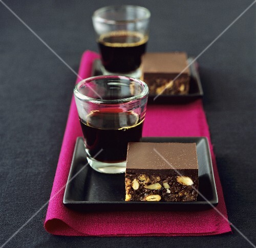 Chocolate Fudge Cake (Schokoladenkuchen) mit Nüssen; Espresso