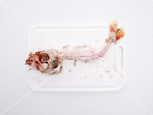 Fischgräten auf einem Brett