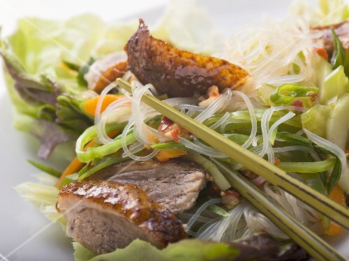 Lettuce with roast duck breast, vegetables, glass noodles (Asia)