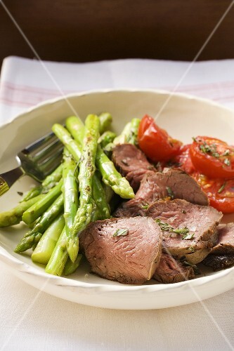 Rindfleisch mit grünem Spargel und Tomaten