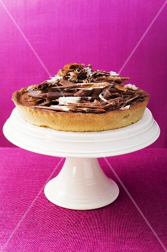 Ganze Schokoladentorte auf Kuchenständer