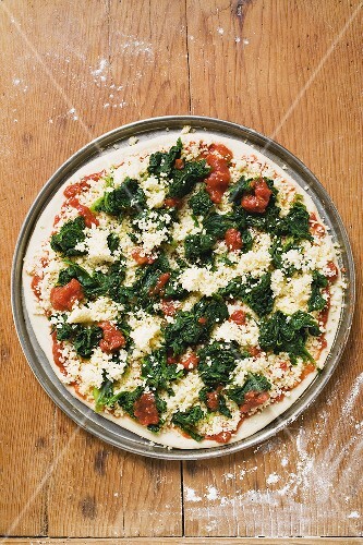 Spinach, tomato and cheese pizza (unbaked)