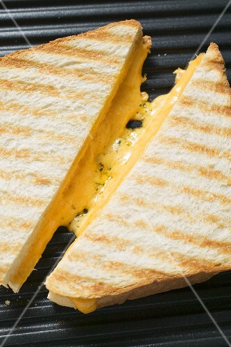 Käsetoast auf Plattengrill