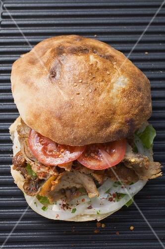 Döner Kebab mit Tomaten und Zwiebeln