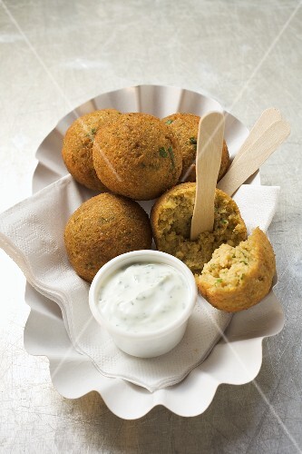Falafel (Kichererbsenbällchen) mit Joghurtdip