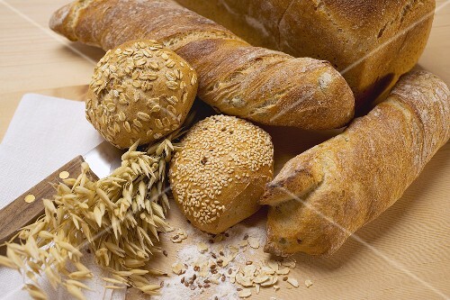 Baguettes, Vollwertbrötchen, Kastenbrot und Ähren