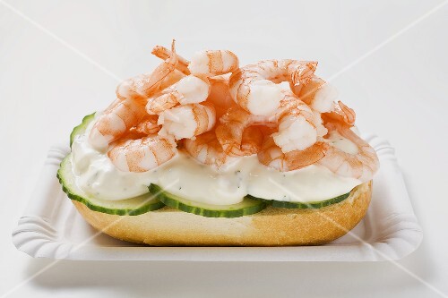 Belegtes Brötchen mit Garnelen, Gurken und Remoulade