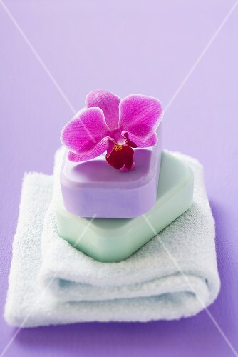 Zwei Seifen mit Orchidee auf Handtuch
