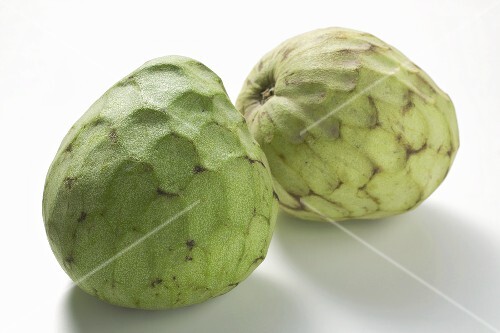 Zwei Cherimoyas